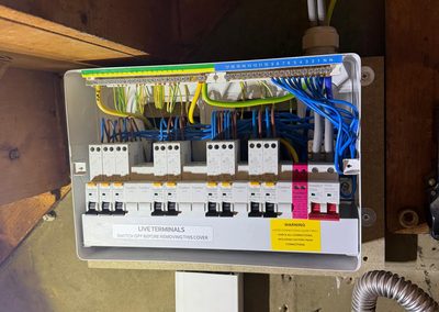 Neat wiring inside a new consumer unit